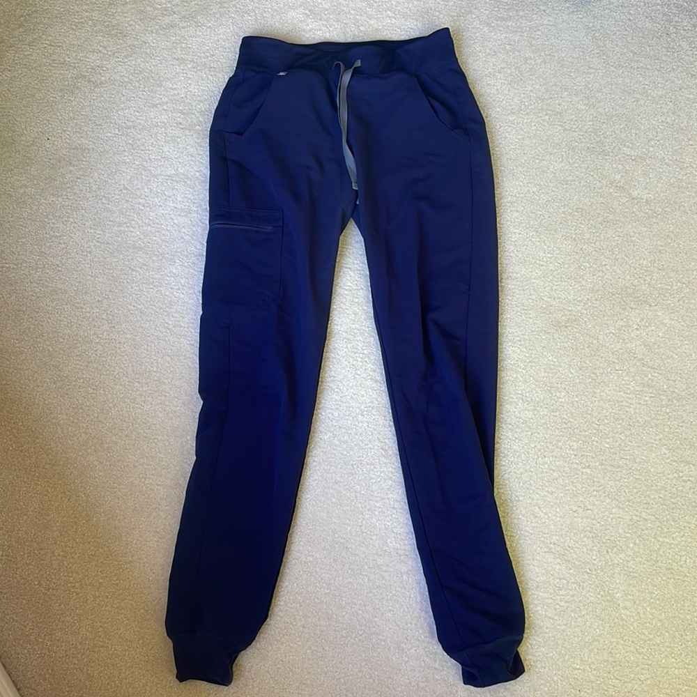 Figs joggers size XS. Only worn twice, I don’t like the way they look on me.